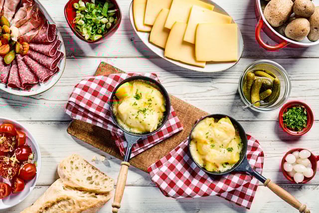 Raclette, tartiflette, croziflette : voici quelques idées de salades pour accompagner ces plats copieux !