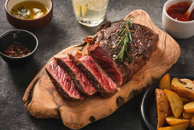 Faut-il saler la viande avant ou après la cuisson ? Voici ce qu’il faut réellement faire !