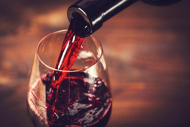Les rues d’un village portugais inondées par un torrent de vin rouge !
