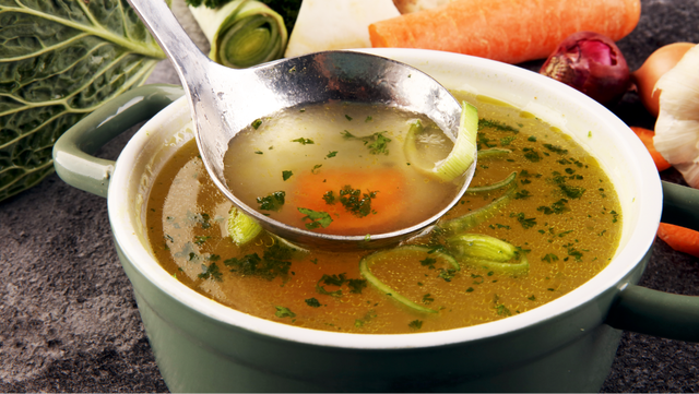 Faire son bouillon maison : légumes, volaille ou boeuf, voici la méthode facile pour un goût incomparable !