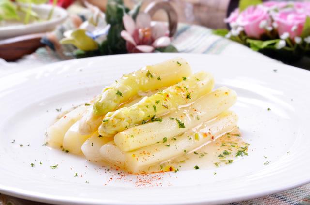 “ Ça marche à merveille” : Hélène Darroze partage sa délicieuse recette de printemps, des asperges blanches avec une sauce aux oeufs !