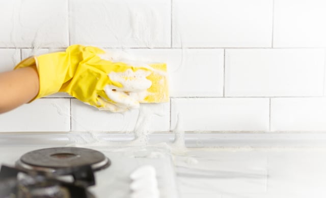 Il faut le laver une fois par semaine, mais peu de gens le font : c'est l'un des endroits les plus sales de la cuisine !