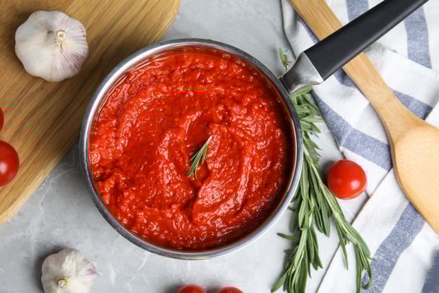 Rendez la sauce tomate moins acide avec un ingrédient simple (pas du sucre !) que vous avez probablement déjà à la maison !