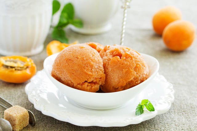 Sorbet à l'abricot sans sorbetière : l'astuce magique à 3 ingrédients pour un résultat ultra-onctueux