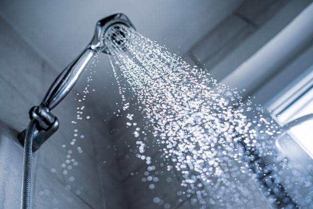 Une astuce 100% naturelle et économique pour nettoyer le calcaire de votre douche sans effort