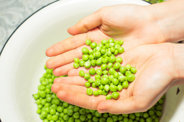 Voici les 4 avantages à manger régulièrement des petits-pois surgelés selon ce gastro-entérologue