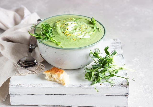 Oubliez le guacamole, cet été optez pour ce velouté glacé à l’avocat, prêt en 5 minutes