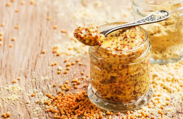 Moutarde, sauce soja, jus de citron : combien de temps peut-on les garder au frigo sans risques ?