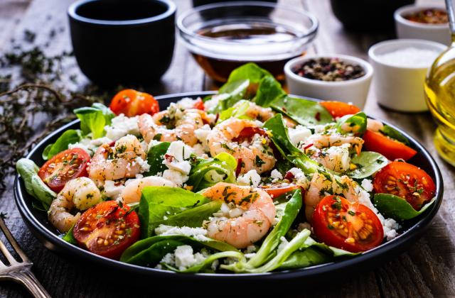 Salade de tomates cerises, féta et crevettes. Adobestock