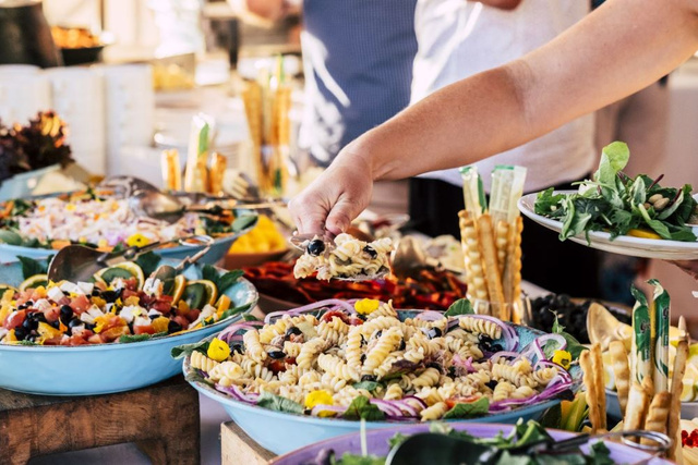 Pourquoi mange-t-on plus quand c'est à volonté ? Adobestock