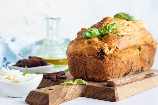 Cake tomates séchées, mozzarella, jambon de parme - Adobestock 