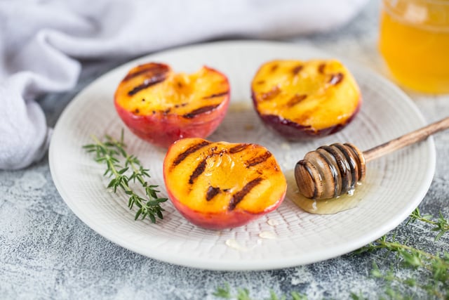 Pêches au barbecue : le dessert estival simplissime que tous vos invités vont vous réclamer
