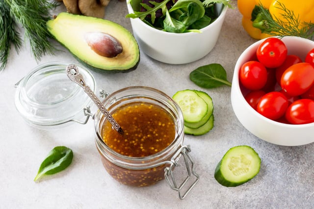 Salades d'été : comment alléger sa vinaigrette pour garder une sauce savoureuse et équilibrée ?