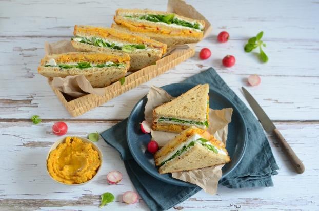 Club sandwich au houmous de carottes par Nadia Paprikas