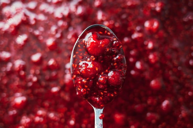 Trop chaud pour faire des confitures ? La méthode bluffante au micro-ondes pour tartiner vos framboises ce matin