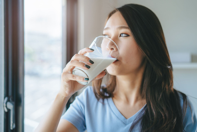 Boire du lait à l'âge adulte est-il recommandé ? Adobestock