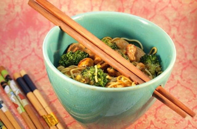 Nouilles sautées au brocoli, poulet et noix de cajou. Confitbanane