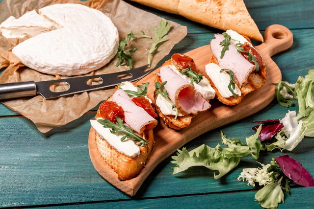 Ces tartines au rôti de porc, fromage fondant et tomates confites vont vous sauver un dîner en 10 minutes