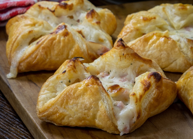 Feuilletés croustillants jambon-fromage : la recette express qui fait toujours plaisir
