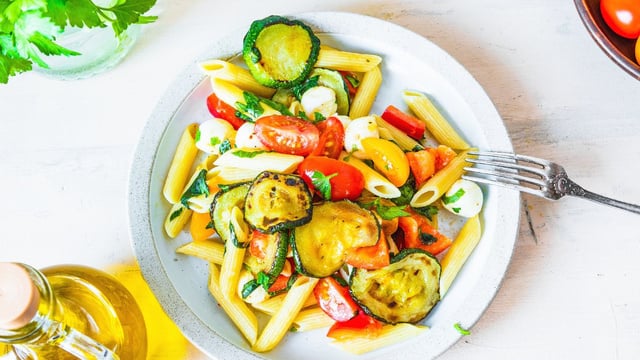 On vous donne la recette de pâtes la plus facile de la saison pour se régaler avec les courgettes de votre frigo