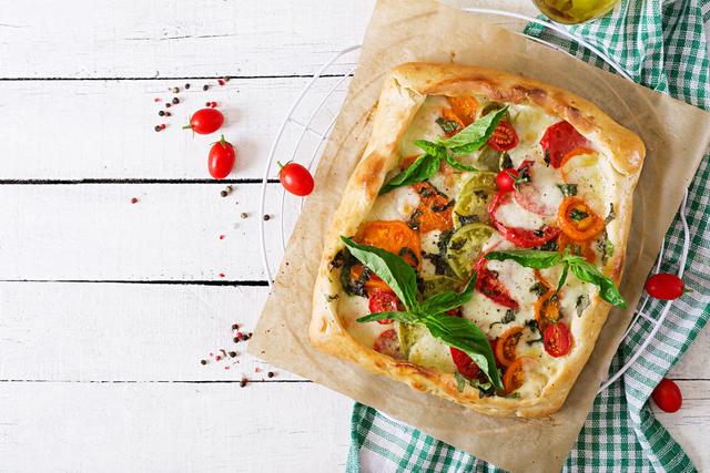 Tarte cerise mozzarella - Adobestock 