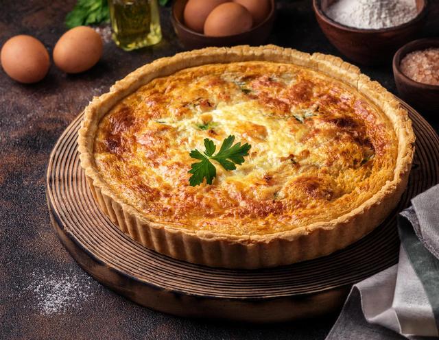 Économique et généreuse, cette recette toute simple de tarte au gruyère est idéale pour un repas gourmand