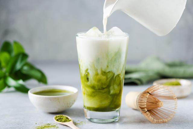 Tuto : voici la technique à suivre pour obtenir un matcha latte bien mousseux comme au coffee-shop