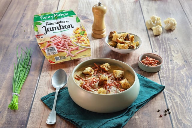 Velouté de chou-fleur rôti aux allumettes de jambon : notre recette réconfortante pour les soirs d’hiver