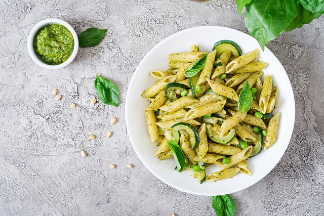 Oubliez le basilic et testez ce délicieux pesto de courgettes à petit prix pour vos pâtes
