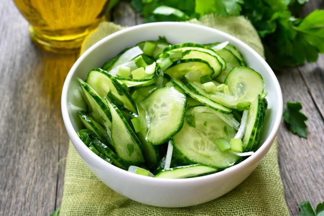 “Je vais faire ça tout l’été” : une diététicienne partage sa recette de salade de concombres légère et hyper saine !