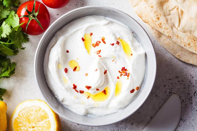 Connaissez-vous la whipped feta, un dip frais et onctueux qui va détrôner le houmous ?
