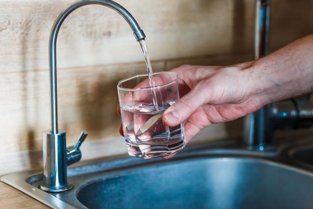 Perles en céramique, charbon, que valent vraiment ces solutions pour filtrer l’eau du robinet ? 60 Millions de consommateurs s’est penché sur la question