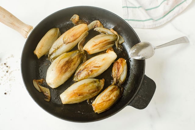 J’ajoute cet ingrédient dans mes endives pour adoucir leur amertume, et ça change tout (et ce n’est pas du miel)