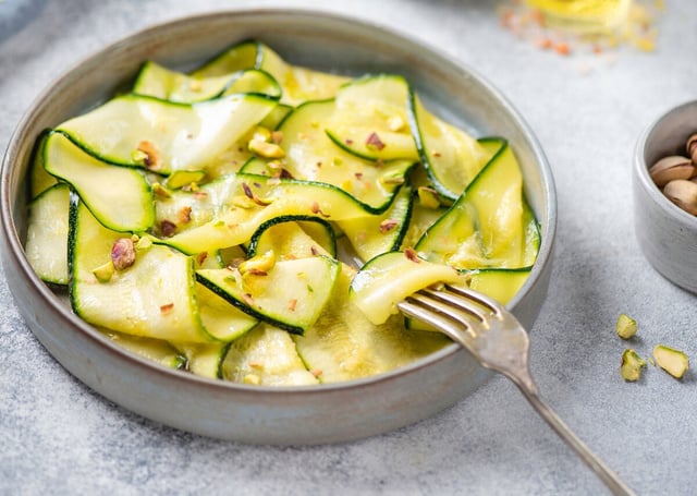 “Comment faire une entrée d’exception avec une simple courgette ?” : ce chef partage une recette qui va bluffer vos invités !