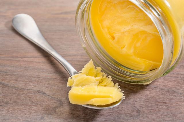 Ghee : faut-il succomber à la tendance du beurre clarifié pour la cuisson des aliments ?