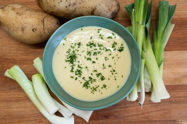 La soupe poireaux-pommes de terre : voici notre recette notée 4.9/5 pour réaliser ce délicieux potage parmentier !