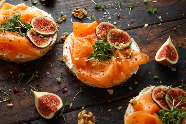 Quelles différences entre la truite et le saumon fumé ? Adobestock