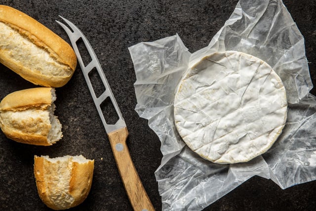 Incroyable : vous ne devinerez jamais à quoi servent les trous sur les couteaux à fromage !