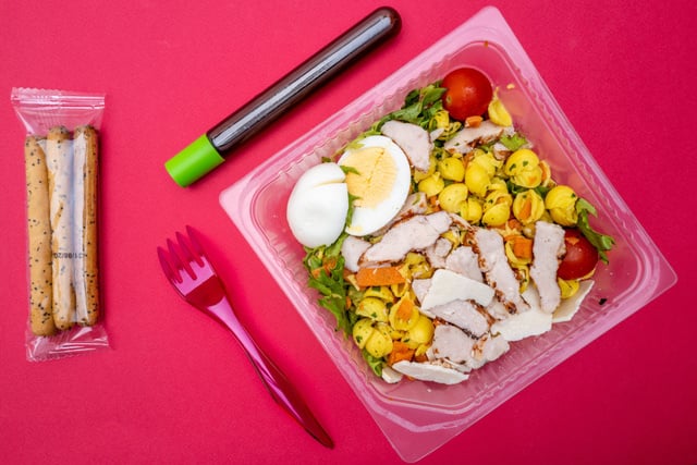 Rappel produit : attention, cette salade en barquette contient des morceaux de plastique