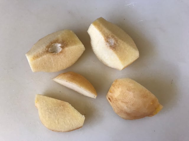 Posez chaque quartier sur sa face plate et coupez-le en deux.