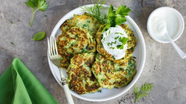Ces croustillantes galettes de courgettes et leur sauce au yaourt vont sauver votre repas du soir