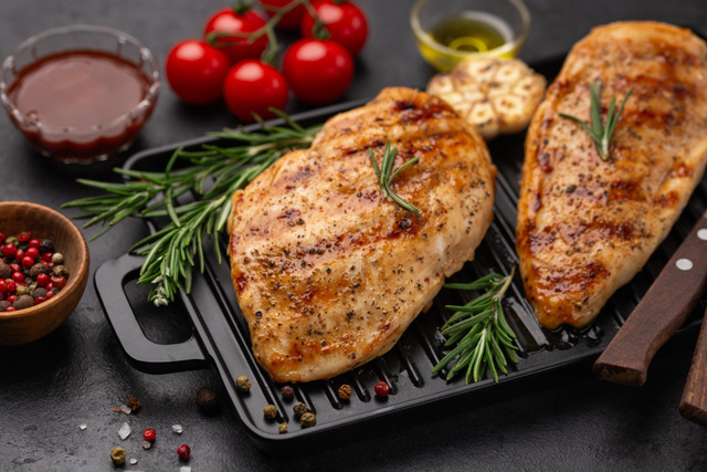 Blancs de poulet au four : l’astuce pour qu’ils restent bien tendres et juteux (et jamais secs)