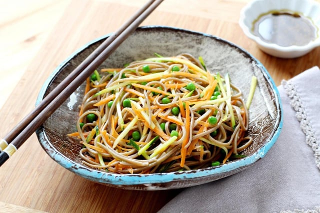 Cette salade de nouilles japonaise est prête en 15 minutes et rafraîchit à tous les coups !