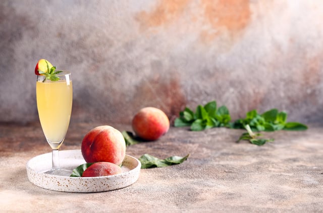 “Facile à préparer et ultra rafraîchissant” : un cocktail parfait pour un apéro d’été, Julie Andrieu vous partage une recette parfaite de Bellini