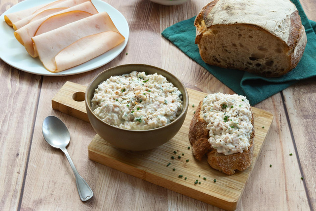 Ces rillettes de blancs de poulet et chèvre frais prêtes en 10 min vont faire un carton à l’apéro !