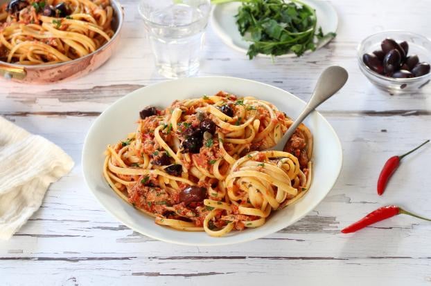 La recette de linguine au thon, aux olives et aux câpres par Silvia Santucci.