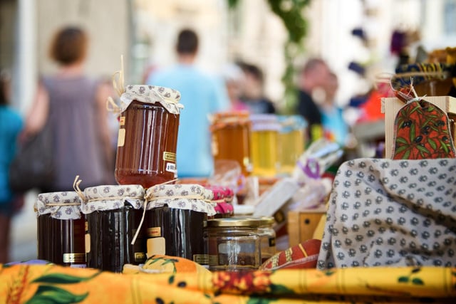 Marchés locaux d’été : comment éviter les pièges et repérer les VRAIS produits de la région ?