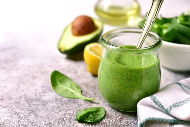 Ce chef prépare une mayonnaise légère sans huile grâce à un fruit : son astuce à tester
