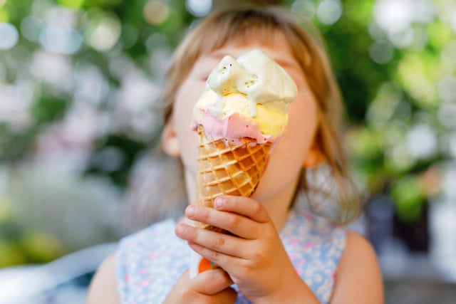 Votre enfant réclame une glace voici pourquoi vous devriez d'abord lui offrir un grand verre d'eau