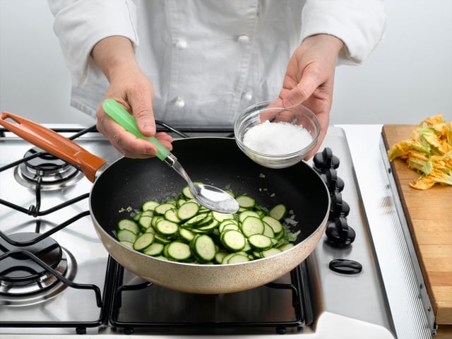 J’ai enrobé mes courgettes de cet ingrédient du placard avant de les servir : même ceux qui boudent ce légume se sont resservis